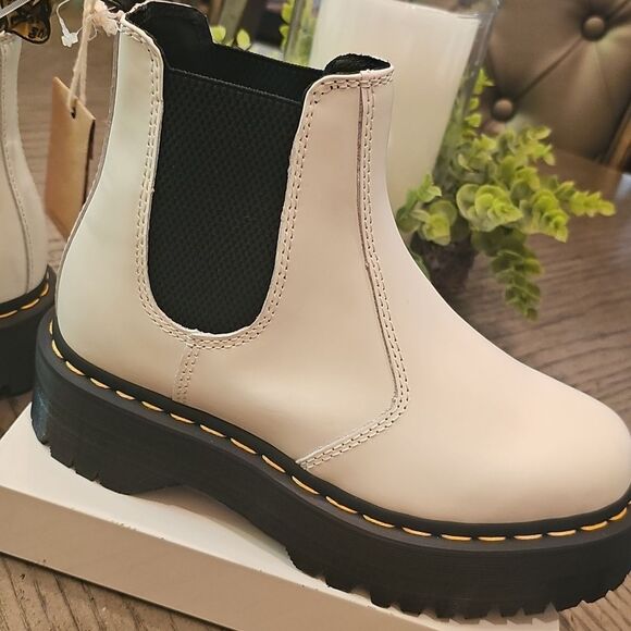 White Dr. Martens 2976 Quad Chelsea Boot Size 7 NWT AirWair - Picture 6 of 13